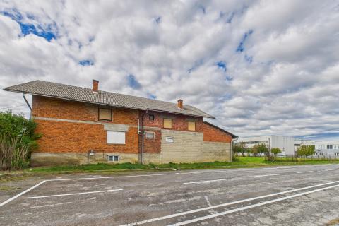 Luka, Vrbovec, Kuća s okućnicom