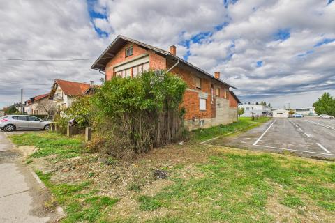 Luka, Vrbovec, Kuća s okućnicom