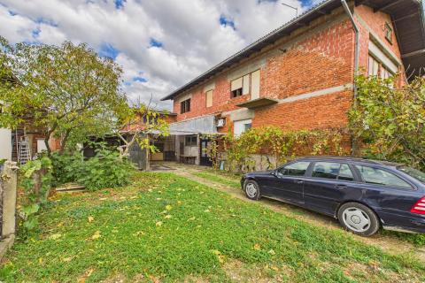 Luka, Vrbovec, Kuća s okućnicom