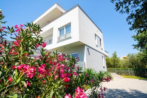 Istra,Medulin-velika moderna vila s bazenom 