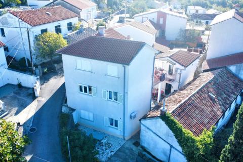  Jadranovo - Kuća s pet apartmana, 550m od mora