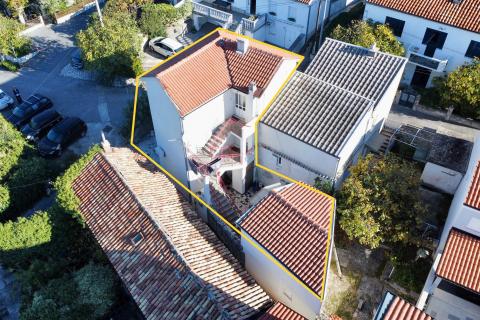  Jadranovo - Kuća s pet apartmana, 550m od mora