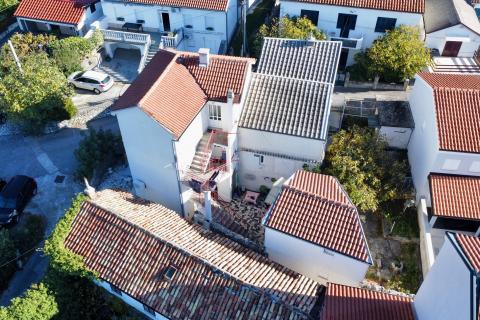  Jadranovo - Kuća s pet apartmana, 550m od mora