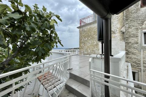 Novi Vinodolski - kuća u starom gradu 2. red od mora