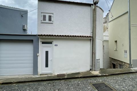 Novi Vinodolski - kuća u starom gradu 2. red od mora