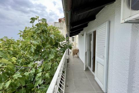 Novi Vinodolski - kuća u starom gradu 2. red od mora