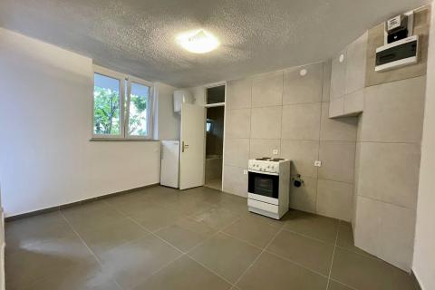 Novi Vinodolski - kuća u starom gradu 2. red od mora