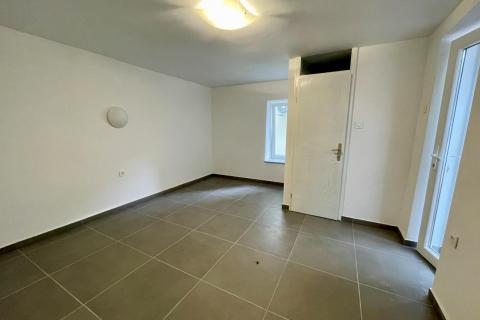 Novi Vinodolski - kuća u starom gradu 2. red od mora