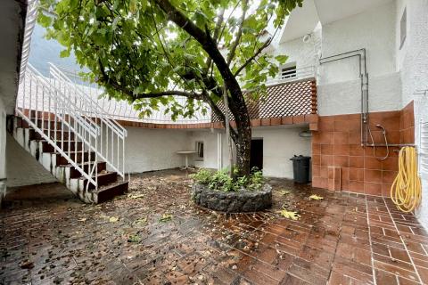 Novi Vinodolski - kuća u starom gradu 2. red od mora