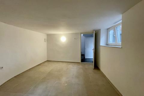 Novi Vinodolski - kuća u starom gradu 2. red od mora