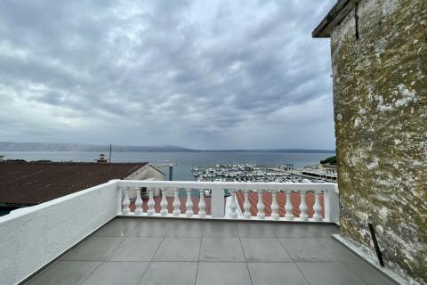 Novi Vinodolski - kuća u starom gradu 2. red od mora