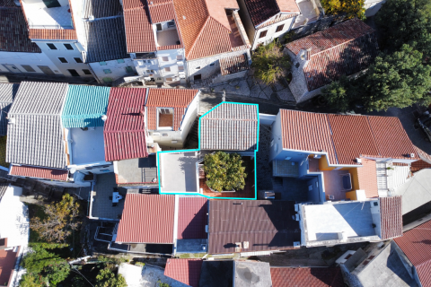 Novi Vinodolski - kuća u starom gradu 2. red od mora