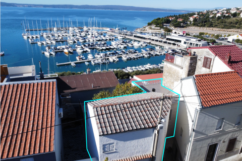 Novi Vinodolski - kuća u starom gradu 2. red od mora