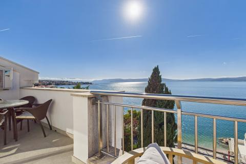 Crikvenica, Selce - četverosoban stan prvi red uz more