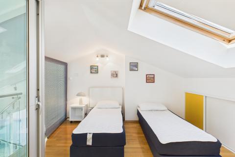 Crikvenica, Selce - četverosoban stan prvi red uz more