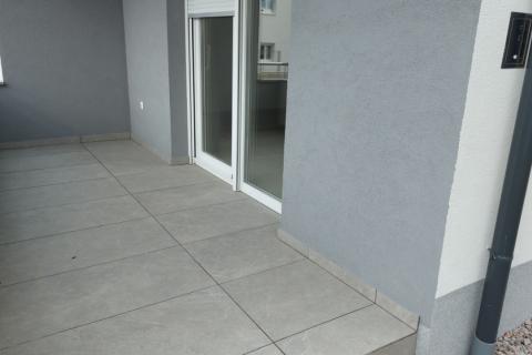 Viškovo - stan u novogradnji, okućnica