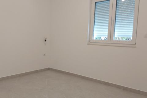 Viškovo - stan u novogradnji, okućnica