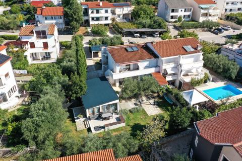 Otok Krk,Punat-obiteljska kuća s velikom okućnicom,pogled,blizina mora