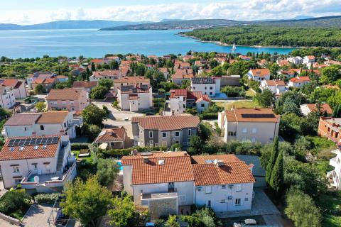 Otok Krk,Punat-obiteljska kuća s velikom okućnicom,pogled,blizina mora