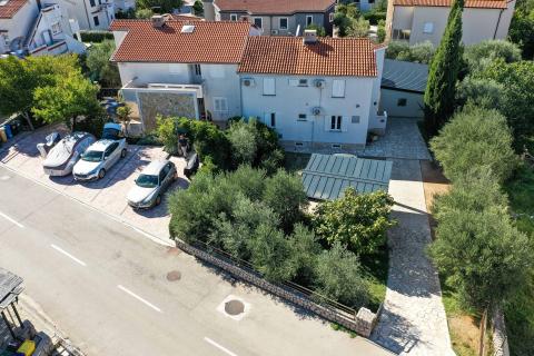 Otok Krk,Punat-obiteljska kuća s velikom okućnicom,pogled,blizina mora