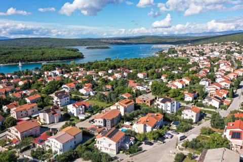 Otok Krk,Punat-obiteljska kuća s velikom okućnicom,pogled,blizina mora