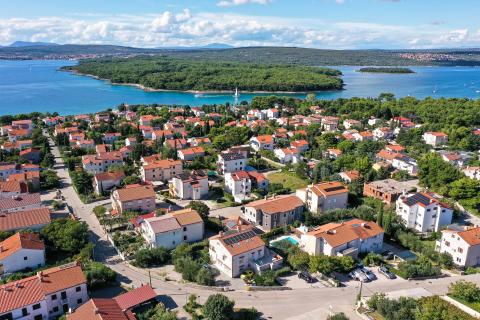 Otok Krk,Punat-obiteljska kuća s velikom okućnicom,pogled,blizina mora