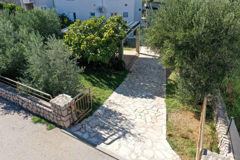 Otok Krk,Punat-obiteljska kuća s velikom okućnicom,pogled,blizina mora