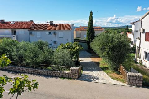 Otok Krk,Punat-obiteljska kuća s velikom okućnicom,pogled,blizina mora