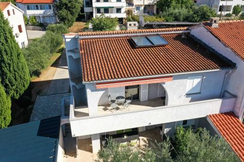 Otok Krk,Punat-obiteljska kuća s velikom okućnicom,pogled,blizina mora