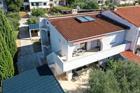 Otok Krk,Punat-obiteljska kuća s velikom okućnicom,pogled,blizina mora