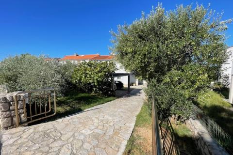 Otok Krk,Punat-obiteljska kuća s velikom okućnicom,pogled,blizina mora