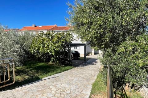 Otok Krk,Punat-obiteljska kuća s velikom okućnicom,pogled,blizina mora