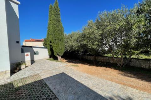 Otok Krk,Punat-obiteljska kuća s velikom okućnicom,pogled,blizina mora