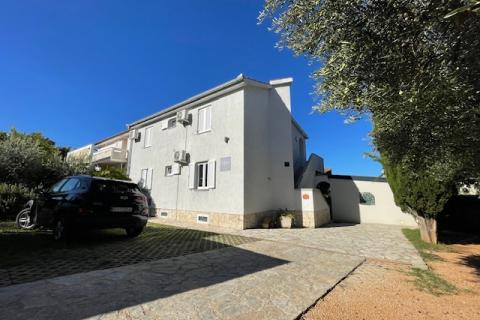 Otok Krk,Punat-obiteljska kuća s velikom okućnicom,pogled,blizina mora