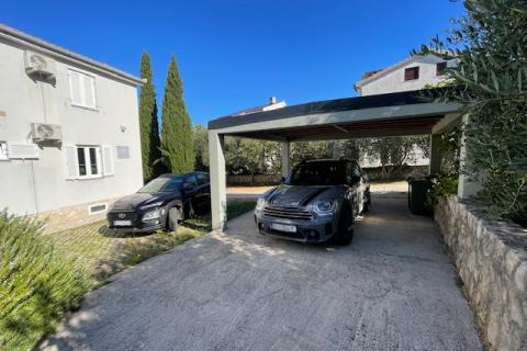 Otok Krk,Punat-obiteljska kuća s velikom okućnicom,pogled,blizina mora