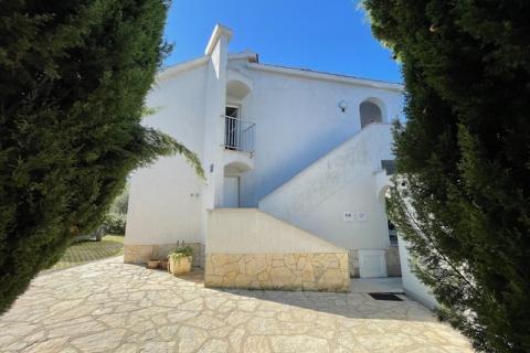 Otok Krk,Punat-obiteljska kuća s velikom okućnicom,pogled,blizina mora