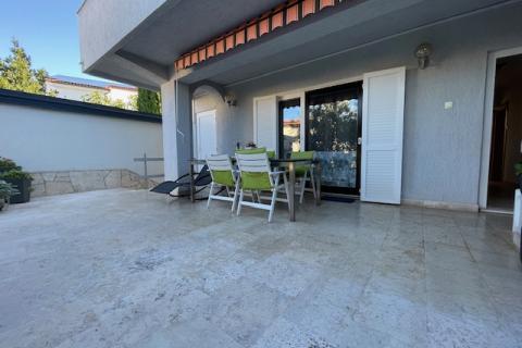 Otok Krk,Punat-obiteljska kuća s velikom okućnicom,pogled,blizina mora