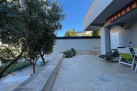 Otok Krk,Punat-obiteljska kuća s velikom okućnicom,pogled,blizina mora