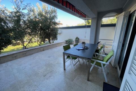 Otok Krk,Punat-obiteljska kuća s velikom okućnicom,pogled,blizina mora