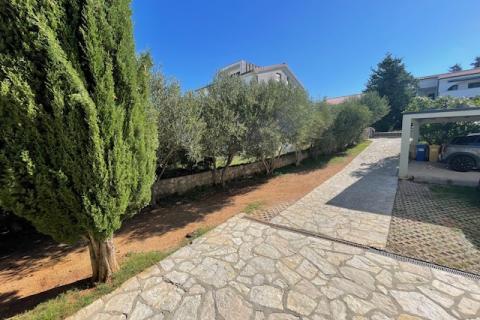 Otok Krk,Punat-obiteljska kuća s velikom okućnicom,pogled,blizina mora