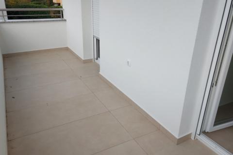 Viškovo - stan u novogradnji, okućnica