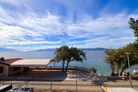 Novi Vinodolski- ekskluzivan stan prvi red do mora