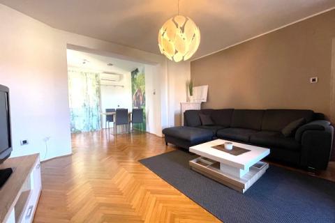 Otok Krk,Punat-obiteljska kuća s velikom okućnicom,pogled,blizina mora