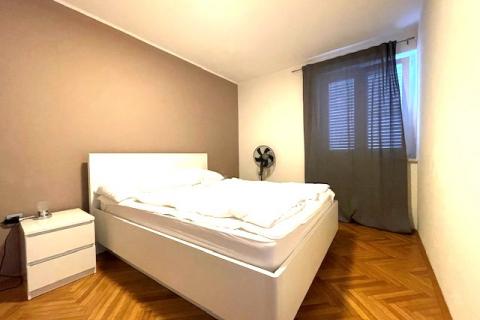 Otok Krk,Punat-obiteljska kuća s velikom okućnicom,pogled,blizina mora