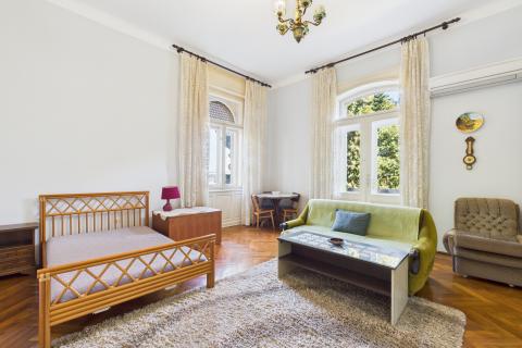 Pula, Zentrum – Wohnung in einer k.u.k.-Villa