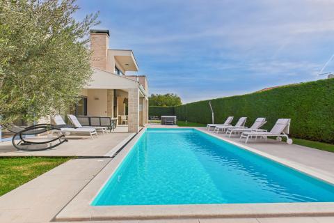 Istra, Sveti Lovreč -Moderna luksuzna kuća s bazenom i jacuzzijem na velikoj okućnici