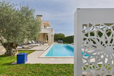 Istra, Sveti Lovreč -Moderna luksuzna kuća s bazenom i jacuzzijem na velikoj okućnici