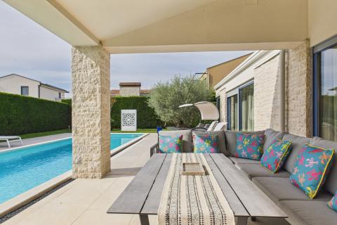 Istra, Sveti Lovreč -Moderna luksuzna kuća s bazenom i jacuzzijem na velikoj okućnici