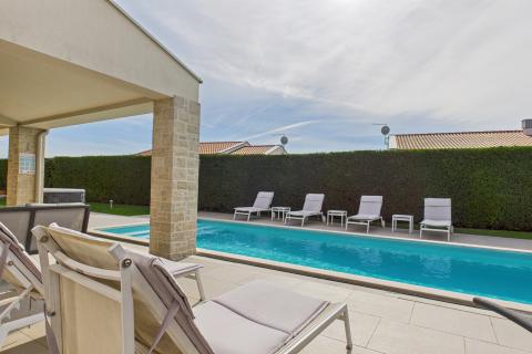 Istra, Sveti Lovreč -Moderna luksuzna kuća s bazenom i jacuzzijem na velikoj okućnici