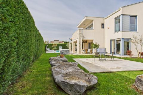 Istra, Sveti Lovreč -Moderna luksuzna kuća s bazenom i jacuzzijem na velikoj okućnici